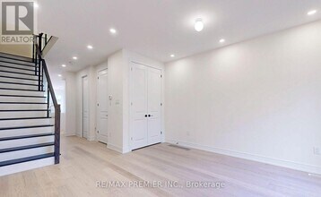 208 McRoberts Ave in Toronto, ON - Building Photo - Building Photo