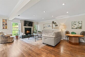 81 Hidden Ridge Dr in Syosset, NY - Building Photo - Building Photo