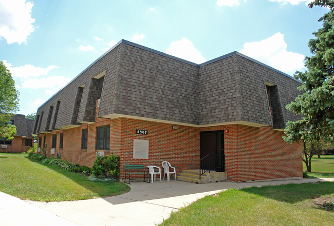 Lincoln Manor Senior Apartments in Racine, WI - Foto de edificio - Building Photo