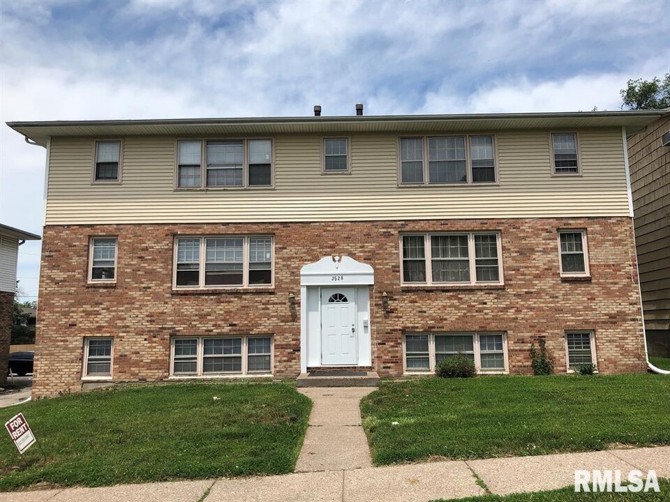 3528 Bridge Ave in Davenport, IA - Building Photo