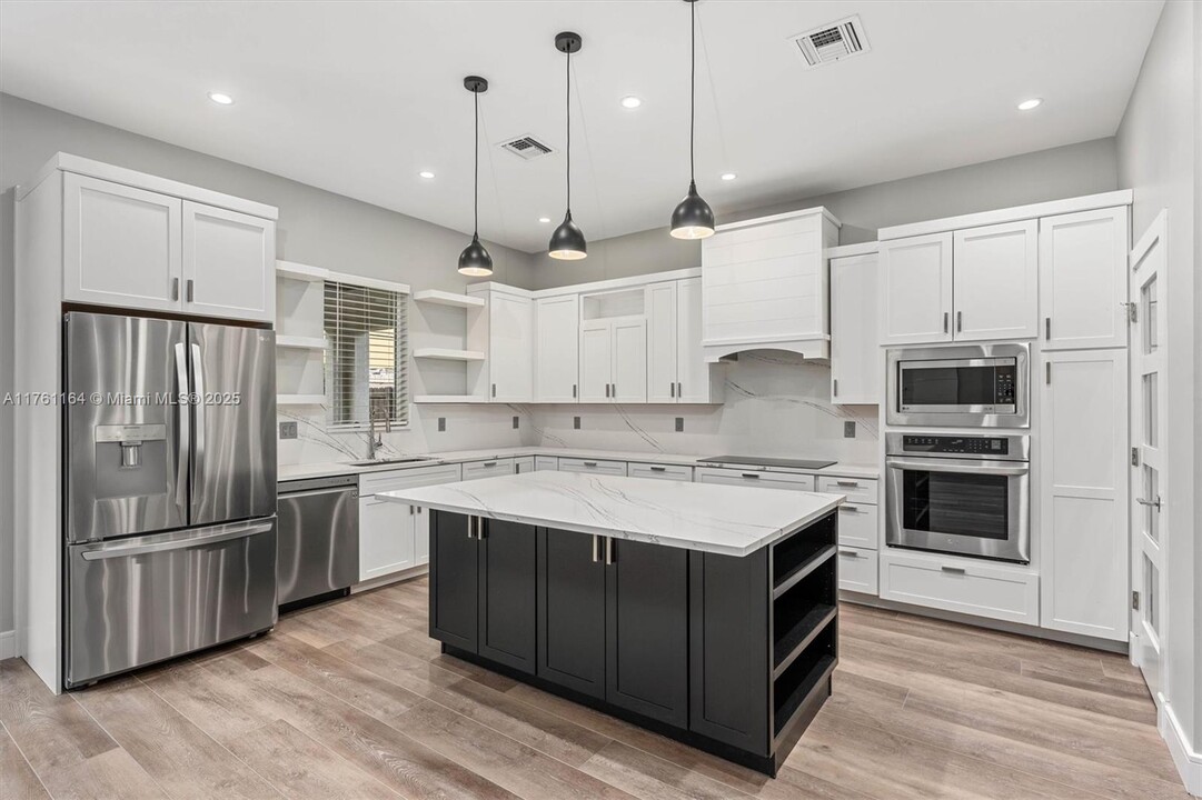 2431 NE 20th Ave in Lighthouse Point, FL - Building Photo