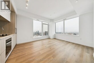 395 Square One Dr in Mississauga, ON - Building Photo - Building Photo