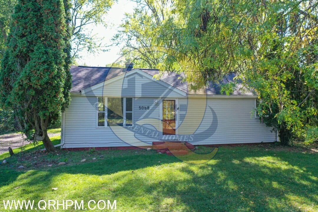 5068 Roberts Dr in Flint, MI - Building Photo