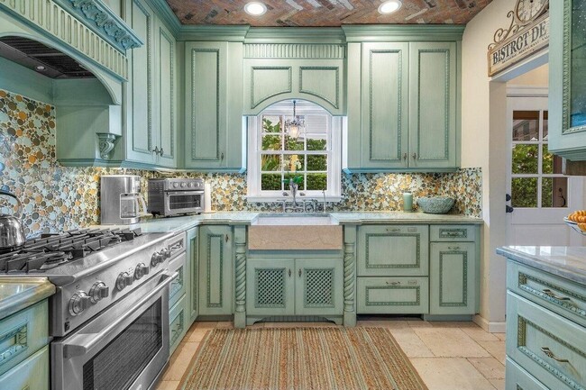 property at 521 N Swinton Ave