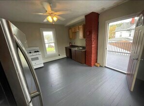 437 Maple Ave, Unit B in New Martinsville, WV - Building Photo - Building Photo
