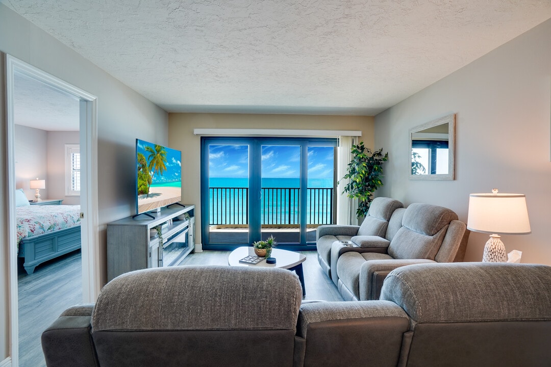 10044 S Ocean Dr, Unit 905 in Jensen Beach, FL - Foto de edificio