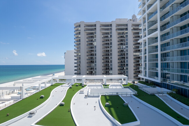 Carillon South in Miami Beach, FL - Foto de edificio - Building Photo