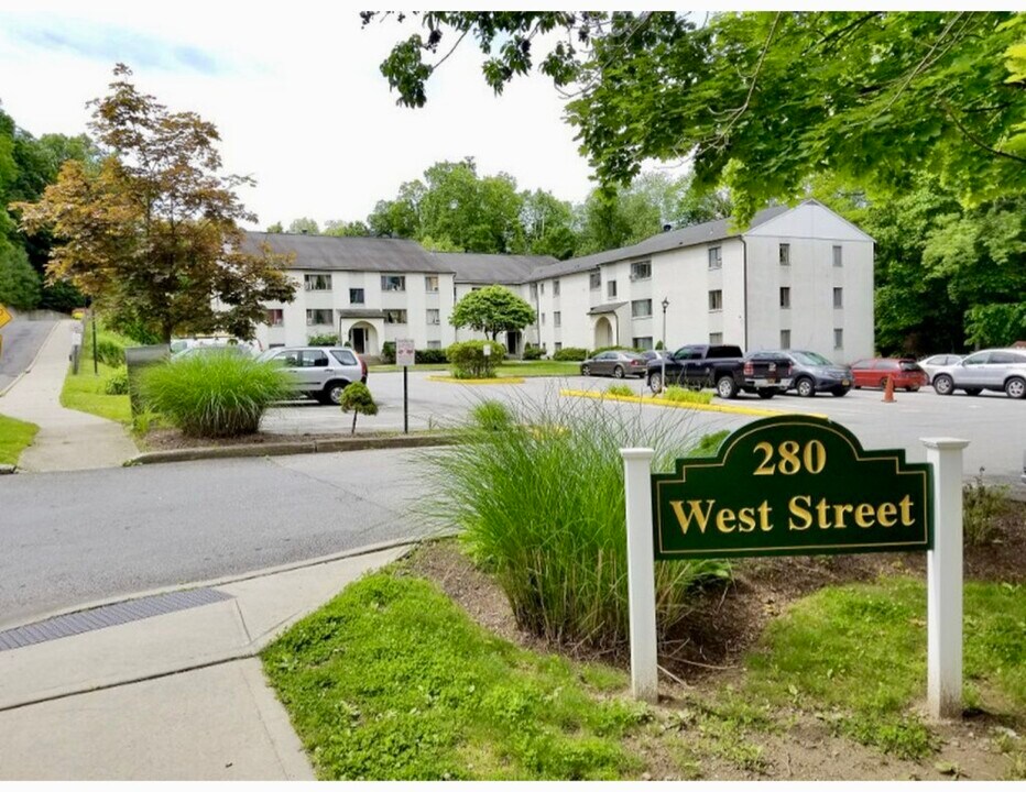 280 West St in Mt Kisco, NY - Foto de edificio