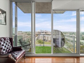 5925 Almeda Rd, Unit 107 in Houston, TX - Foto de edificio - Building Photo