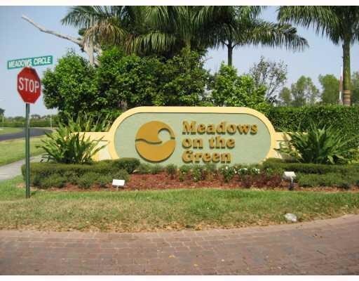 1220 Meadows Cir-Unit -1220 in Boynton Beach, FL - Building Photo