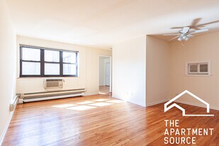 665 W Wrightwood, Unit 215 in Chicago, IL - Building Photo