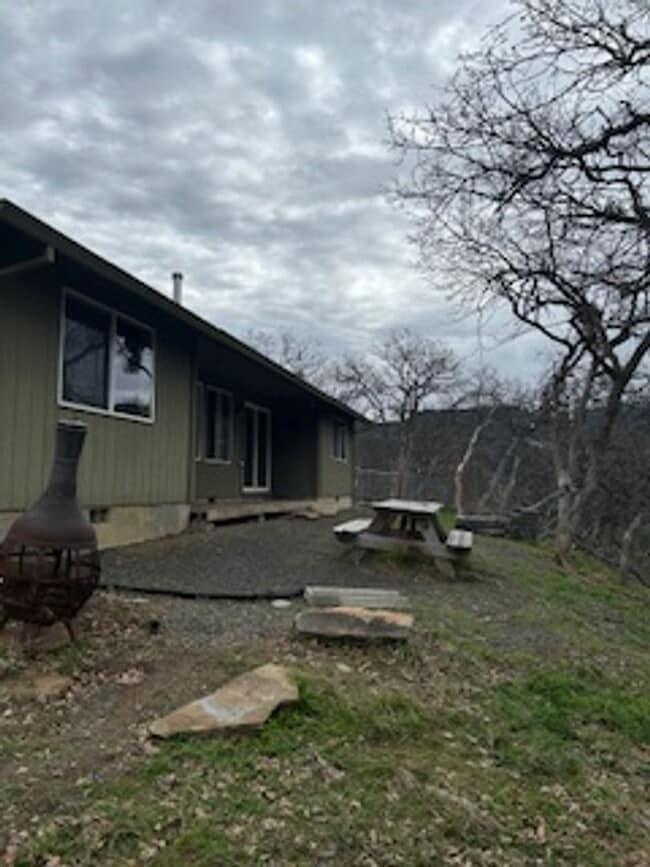 4388 Old Hwy 99 S in Ashland, OR - Building Photo - Building Photo