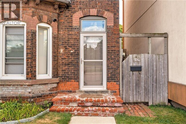 132 Ferguson Ave N in Hamilton, ON - Building Photo - Building Photo