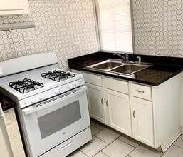 1800 Dante St, Unit 202 in New Orleans, LA - Foto de edificio - Building Photo