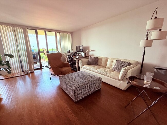 1 Bay Club Dr in Queens, NY - Building Photo - Building Photo