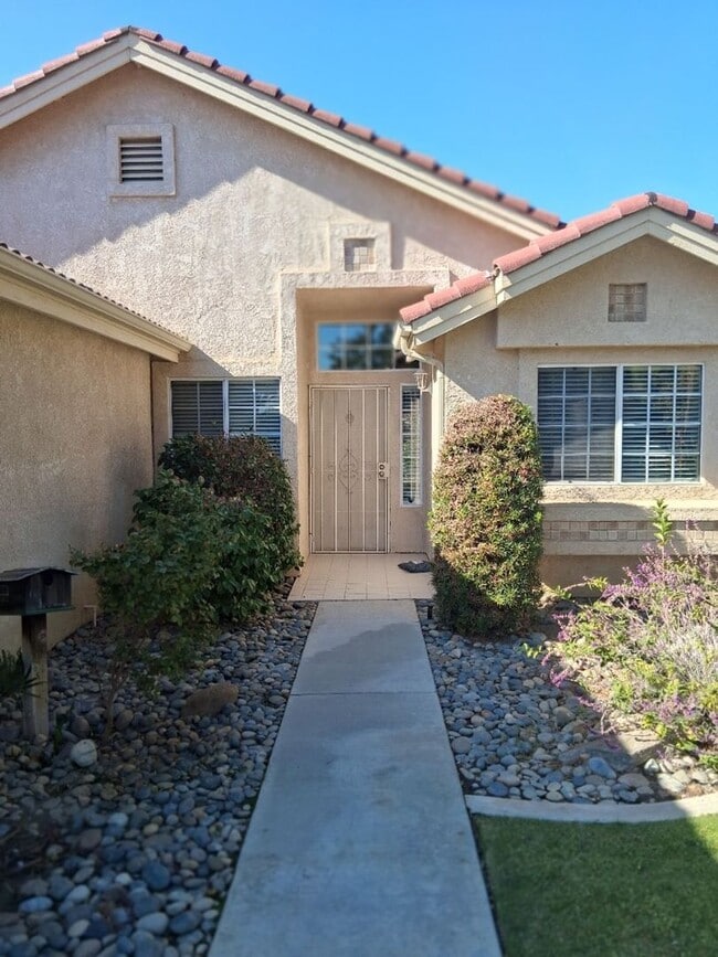 901 Sand Creek Dr in Bakersfield, CA - Foto de edificio - Building Photo