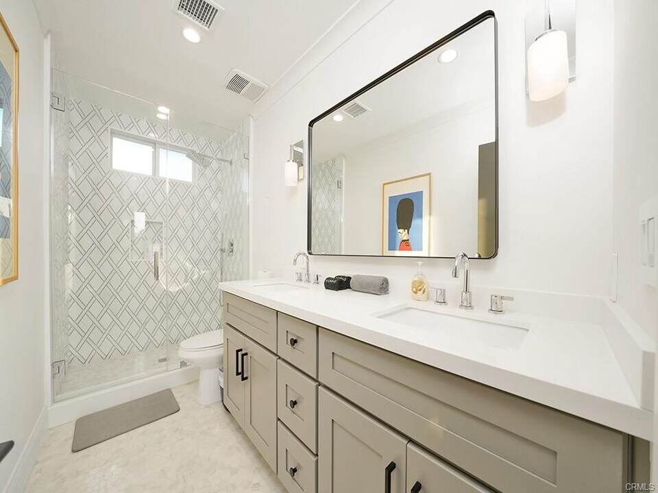 15440 Varden St in Los Angeles, CA - Building Photo