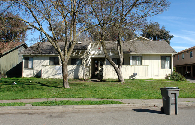 2500 Kenton Ct in Santa Rosa, CA - Building Photo - Building Photo