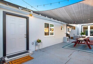 8706 Cadillac Ave, Unit .5 in Los Angeles, CA - Foto de edificio - Building Photo