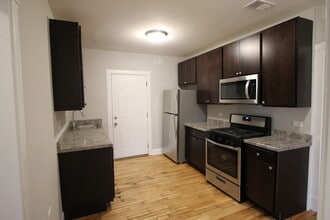 4402 W Belden Ave in Chicago, IL - Foto de edificio - Building Photo