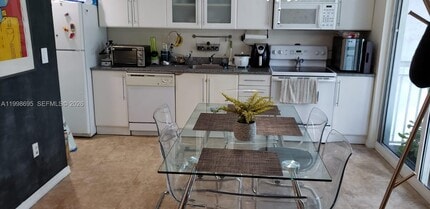 275 NE 18th St, Unit 307 in Miami, FL - Foto de edificio - Building Photo