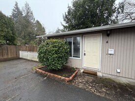 198 E Milton St in Lebanon, OR - Building Photo