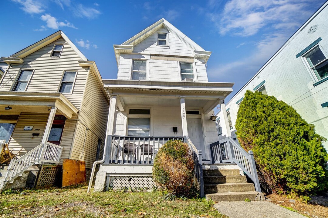 2327 Rohs St in Cincinnati, OH - Foto de edificio