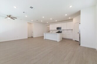 2239 Mustang Ghost Trl, Unit 3018 in Crandall, TX - Foto de edificio - Building Photo