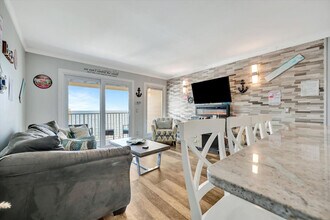 2506 N Rocky Point Dr in Tampa, FL - Building Photo - Building Photo