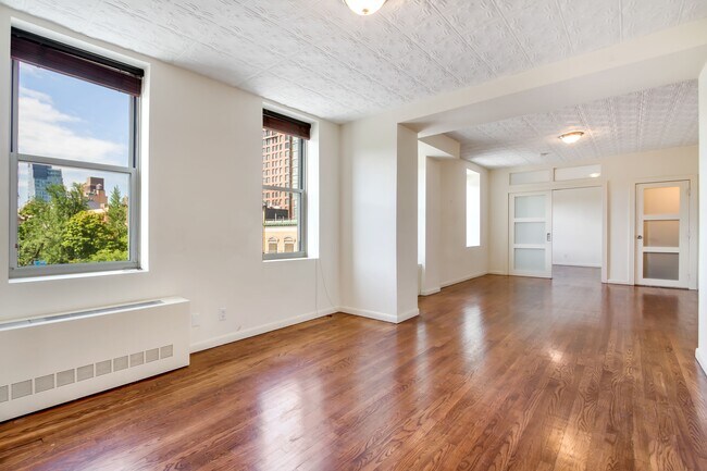240-242 E Houston St in New York, NY - Building Photo - Building Photo