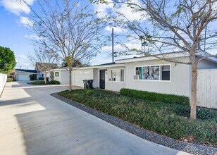 Orange Bungalows in Costa Mesa, CA - Building Photo - Building Photo