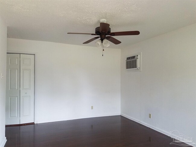 6426 Wagner Rd in Pensacola, FL - Foto de edificio - Building Photo