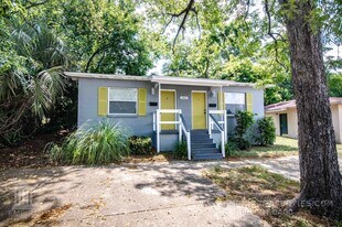 1446 Hudson St in Tallahassee, FL - Building Photo