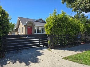 747 N Wilton Pl, Unit 747 in Los Angeles, CA - Building Photo - Building Photo