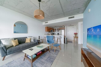 3250 NE 1st Ave in Miami, FL - Foto de edificio - Building Photo