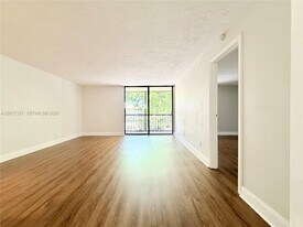 450 Commodore Dr in Plantation, FL - Building Photo