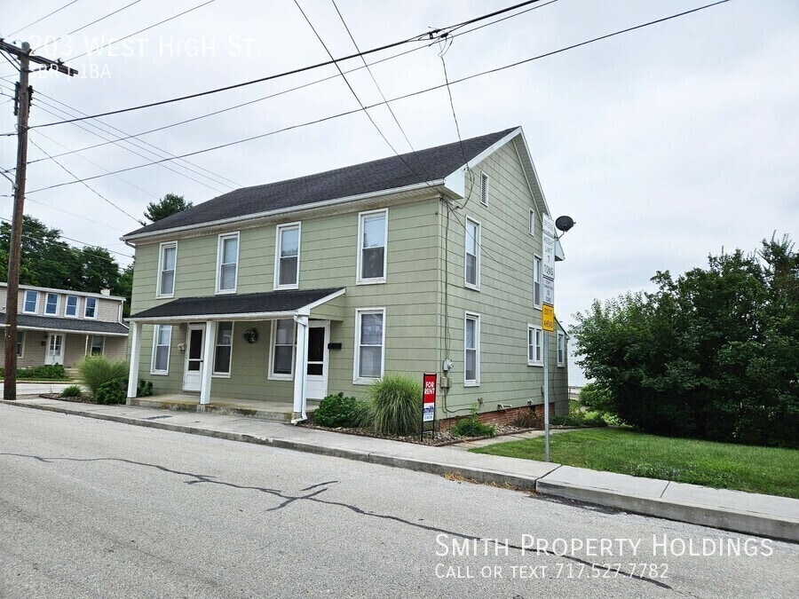 203 W High St in New Oxford, PA - Building Photo