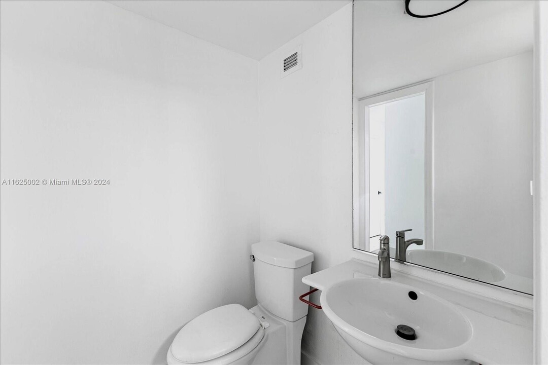 11 Century Ln, Unit 16E in Miami Beach, FL - Building Photo