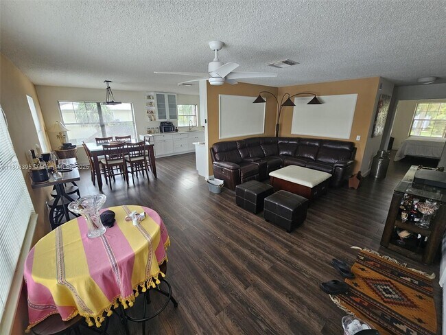 161 SE Village Dr in Port St. Lucie, FL - Building Photo - Building Photo