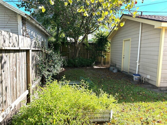 4915 Houston Dr in Galveston, TX - Building Photo - Building Photo