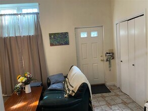 220 Massachusetts Ave, Unit B in Arlington, MA - Building Photo - Building Photo