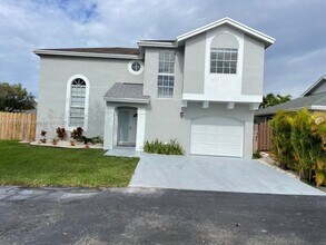 10025 NW 51st Terrace in Doral, FL - Building Photo - Building Photo