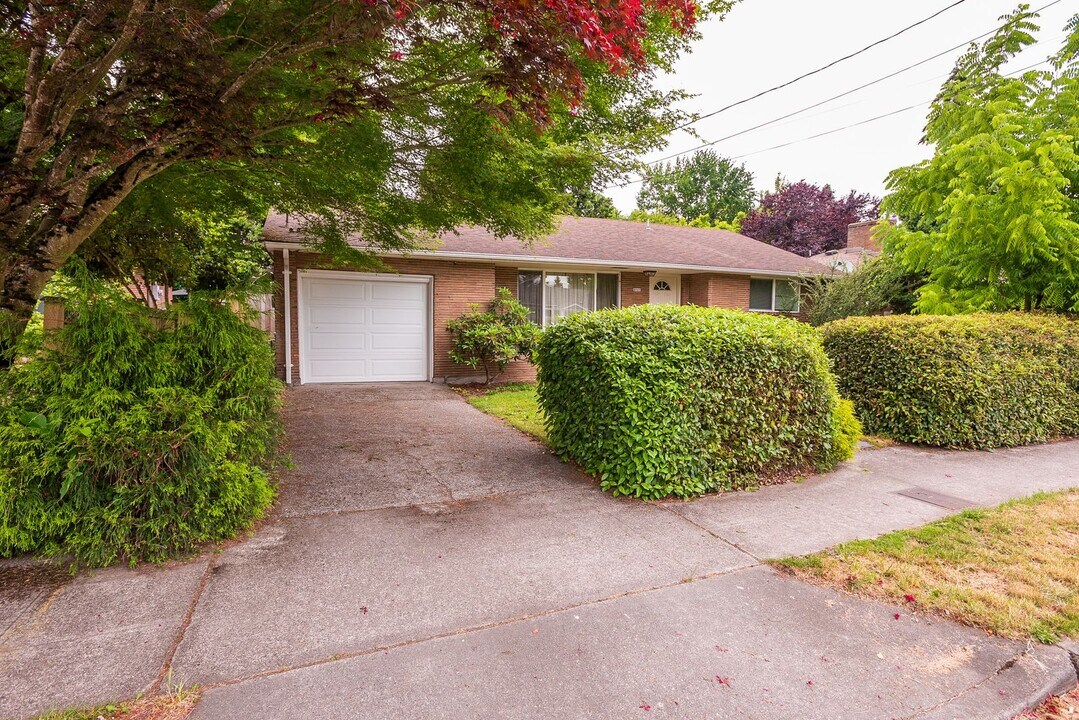 8045 20th Ave NE in Seattle, WA - Building Photo