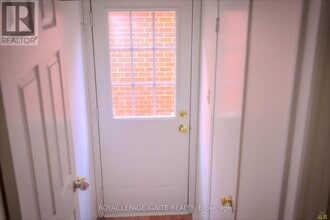 87 Fernbank Pl in Whitby, ON - Building Photo - Building Photo