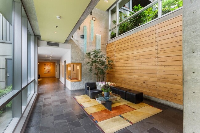 2717 Western Ave in Seattle, WA - Foto de edificio - Building Photo