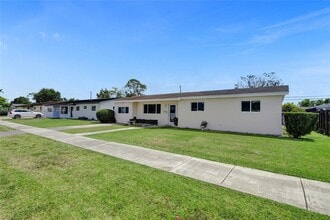 5811 SW 95th Ct in Miami, FL - Foto de edificio - Building Photo