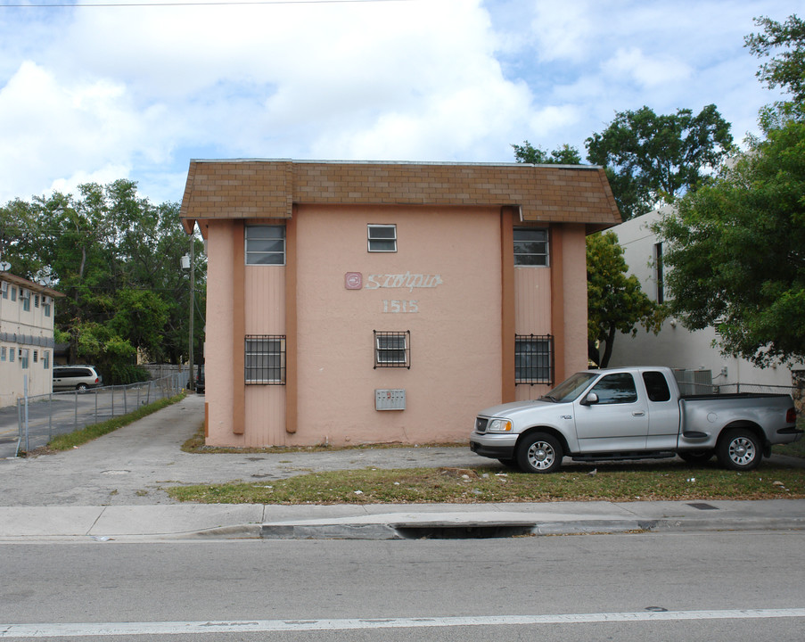 1515 NW North River Dr in Miami, FL - Foto de edificio