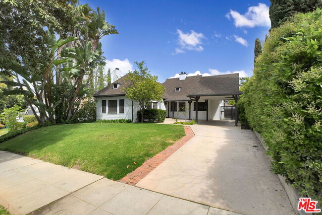 1512 Pandora Ave in Los Angeles, CA - Foto de edificio - Building Photo