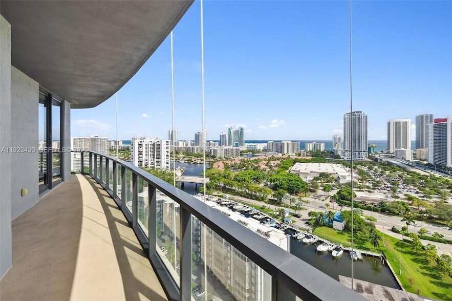 101 Diplomat Pkwy, Unit 2402 in Hallandale Beach, FL - Foto de edificio