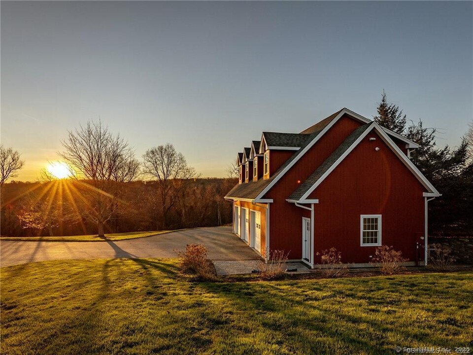 239 Munger Ln in Bethlehem, CT - Building Photo